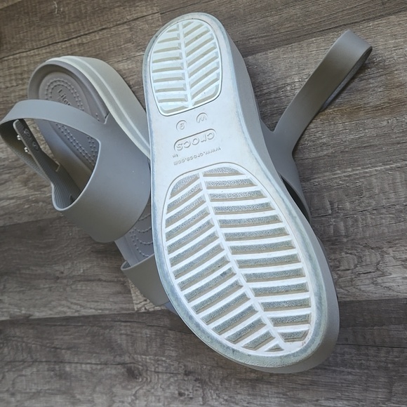 Like new platform crocs - Picture 2 of 2